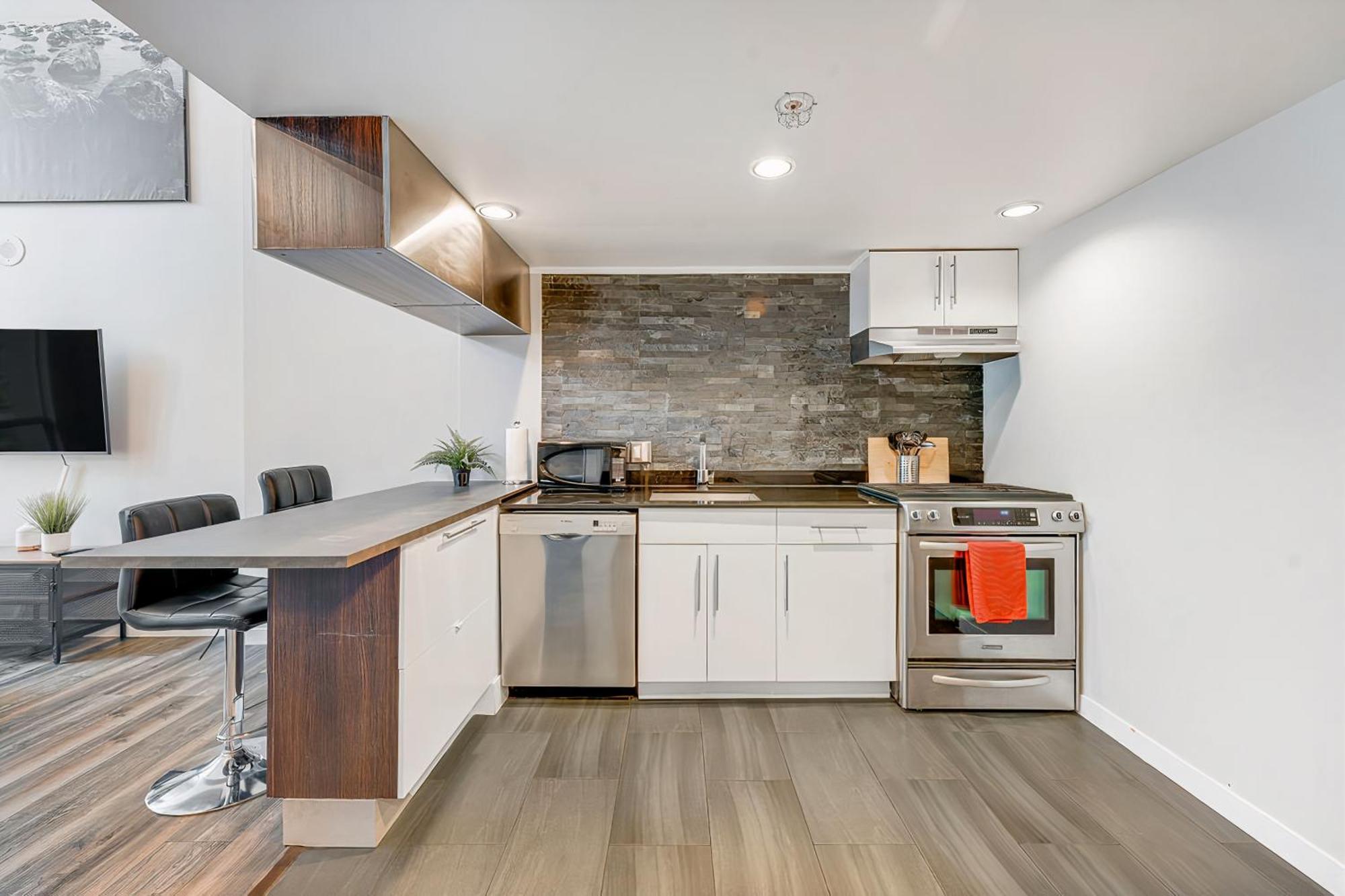 Stunning 2 Bedroom Loft In Downtown - Amazing Location