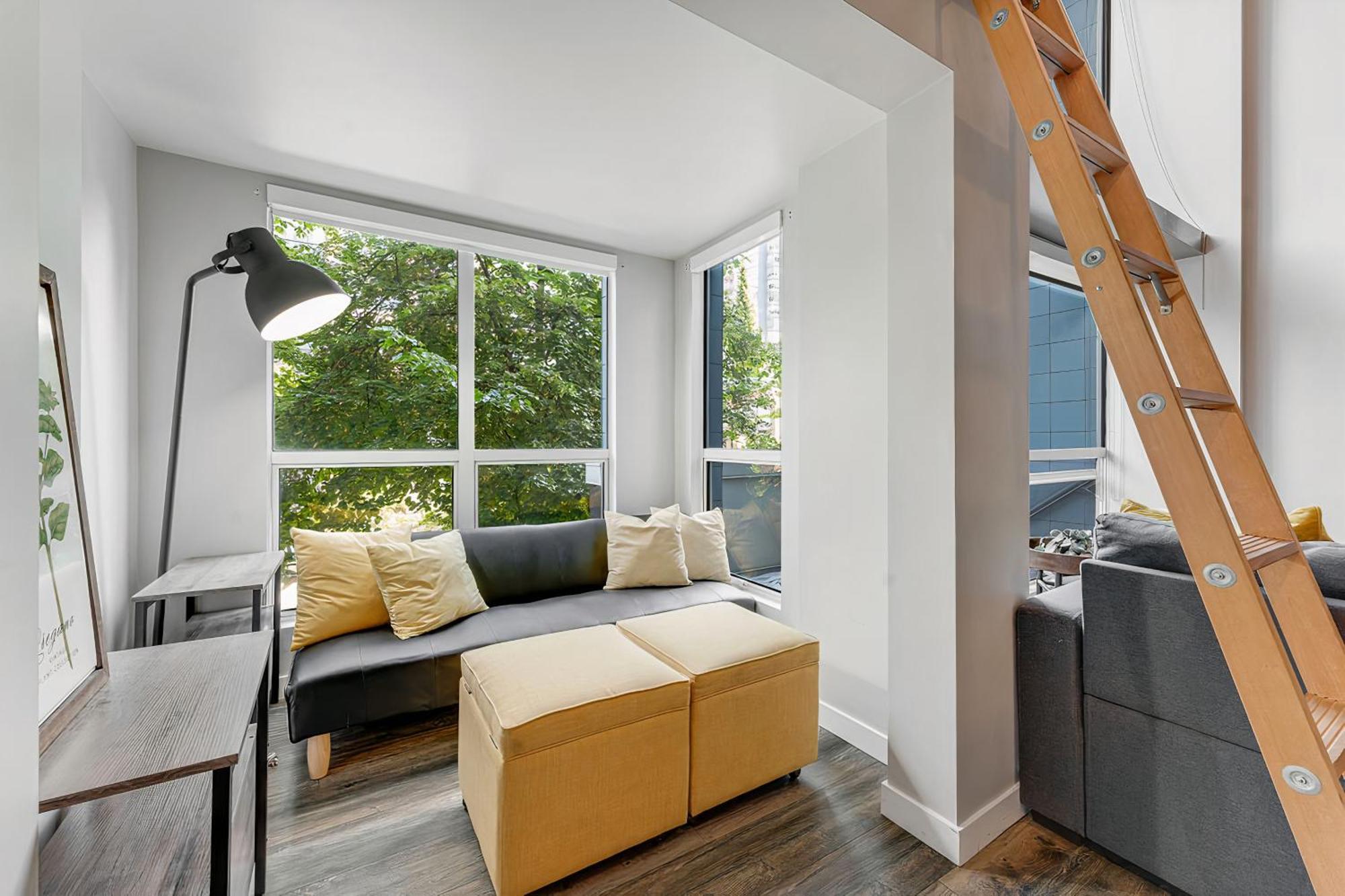 Stunning 2 Bedroom Loft In Downtown - Amazing Location