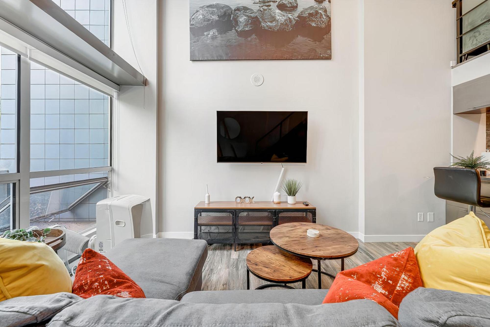 Stunning 2 Bedroom Loft In Downtown - Amazing Location * Vancouver